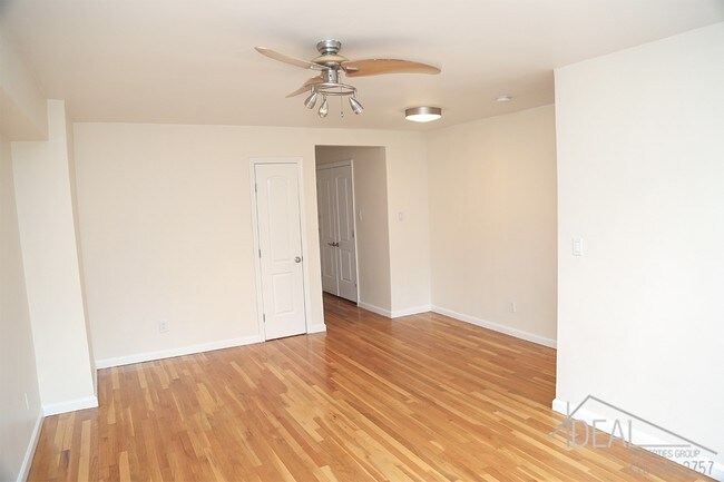 Foto del edificio - 483 Ocean Parkway #3FR