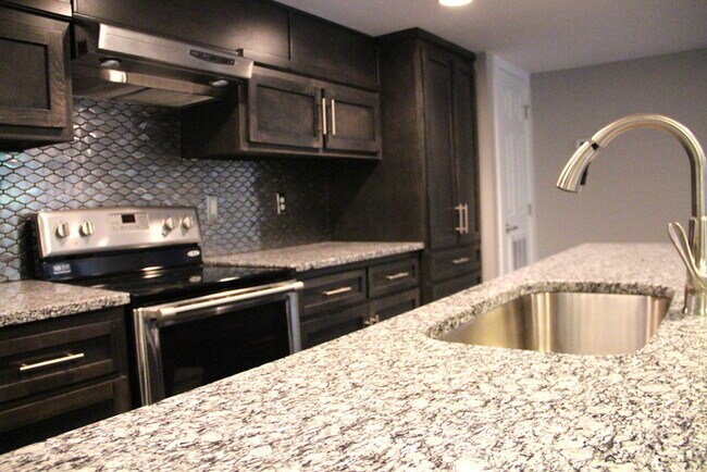 Photo - 2 Bed / 1 Bath Near Crieve Hall - McMurray... House