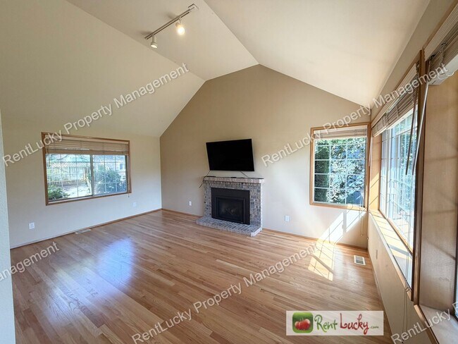 Foto del edificio - GORGEOUS 3 Bedroom Home in NE Tacoma! Spacious Yard, Beautiful Kitchen, and More!