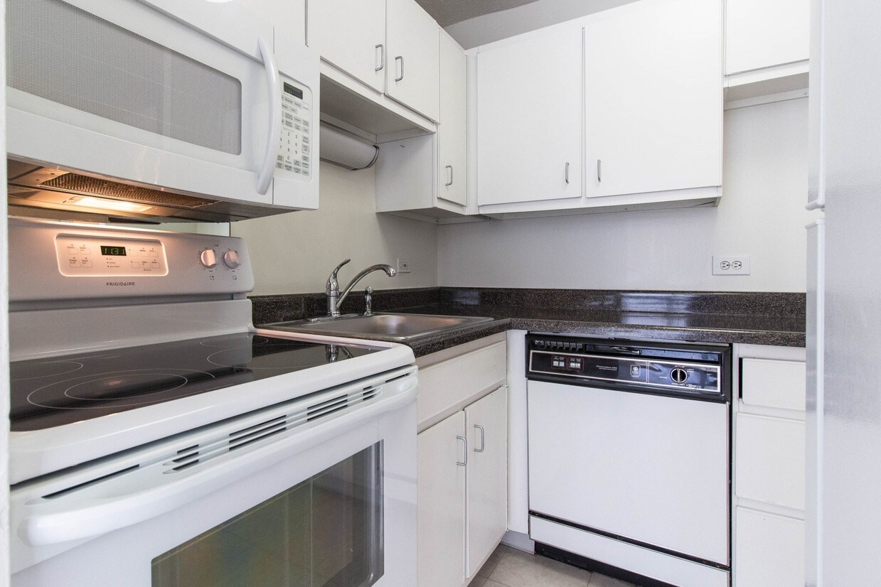 Primary Photo - 1 E Scott St