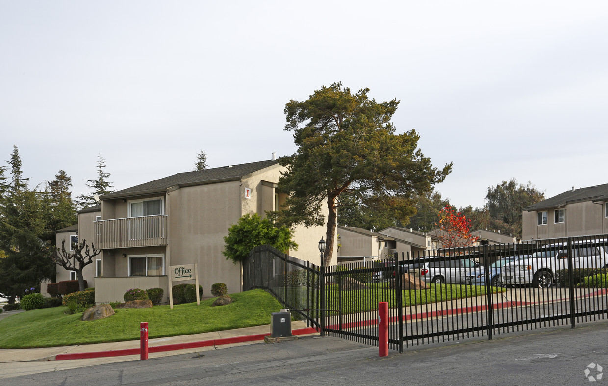 Foto del edificio - The Pines Apartments