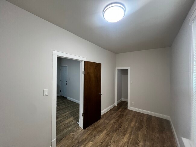 Foto del edificio - 8208 S South Shore Dr