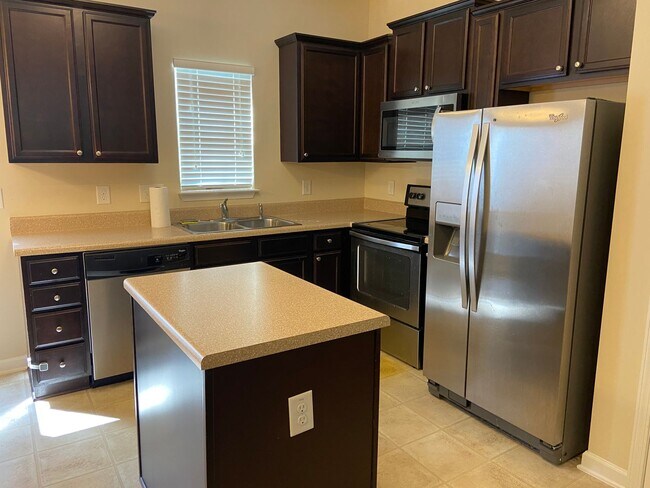 Foto del edificio - ~ Beautiful townhome in Mackintosh on the Lake ~