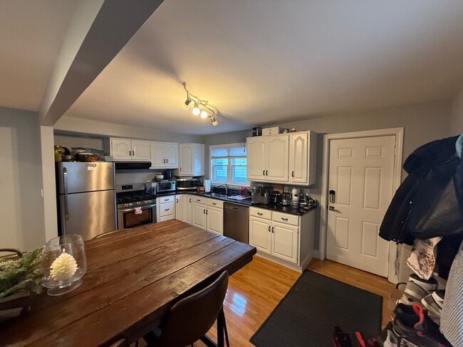 Building Photo - 264 Main St