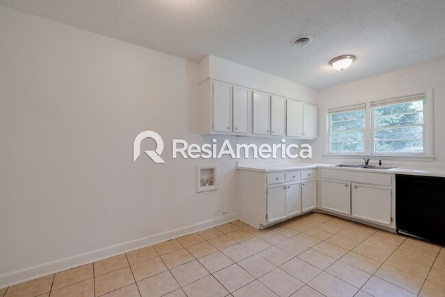 Building Photo - Charming 3BR Home – Spacious Yard & Great ...