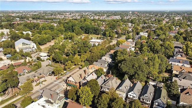 Building Photo - 10 Russell St