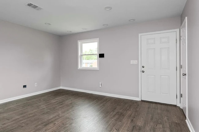 Building Photo - 1520 Thames Dr