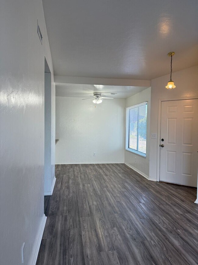 Foto del edificio - 8372 E Lakeshore Dr