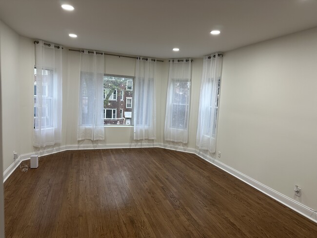 Building Photo - 8828 S Harper Ave