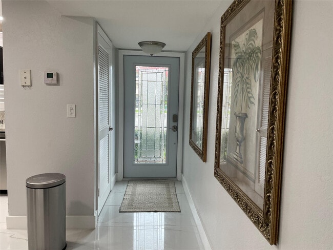 Building Photo - 9420 S Hollybrook Lake Dr