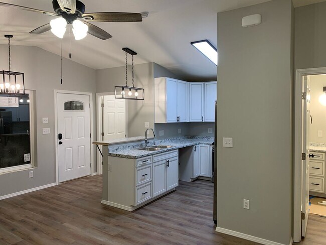 Foto del edificio - 1 Bedroom/1 Bathroom -- Fantastic Palmer Location!