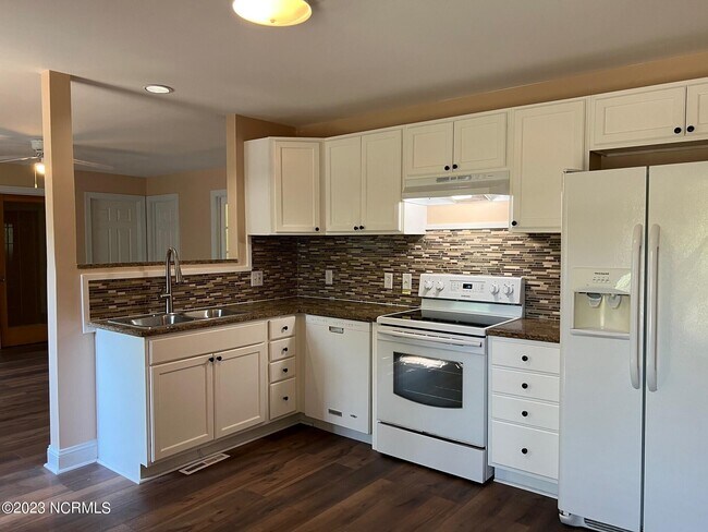 Building Photo - 116 Dogwood Dr
