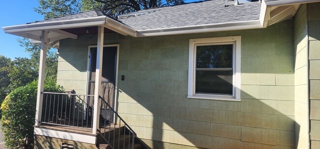 Building Photo - $500 MOVE-IN CREDIT! Updated Home with lots of Extras!