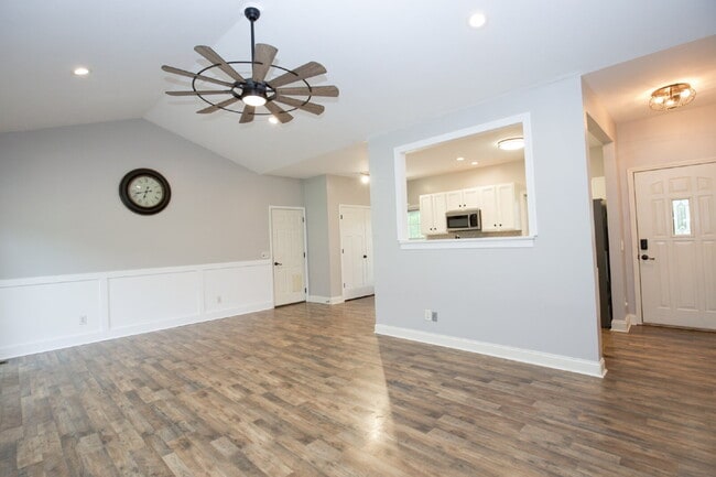 Building Photo - 102 Willow Creek Ln