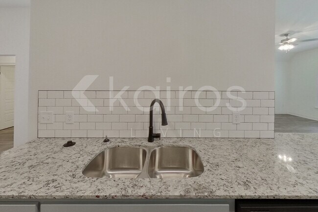 Foto del edificio - 8008 Hendrick Dr.