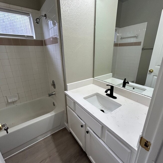 Foto del edificio - 1217 Armadillo Rd