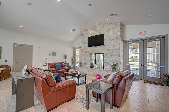 Building Photo - Capri Villas at the Lake