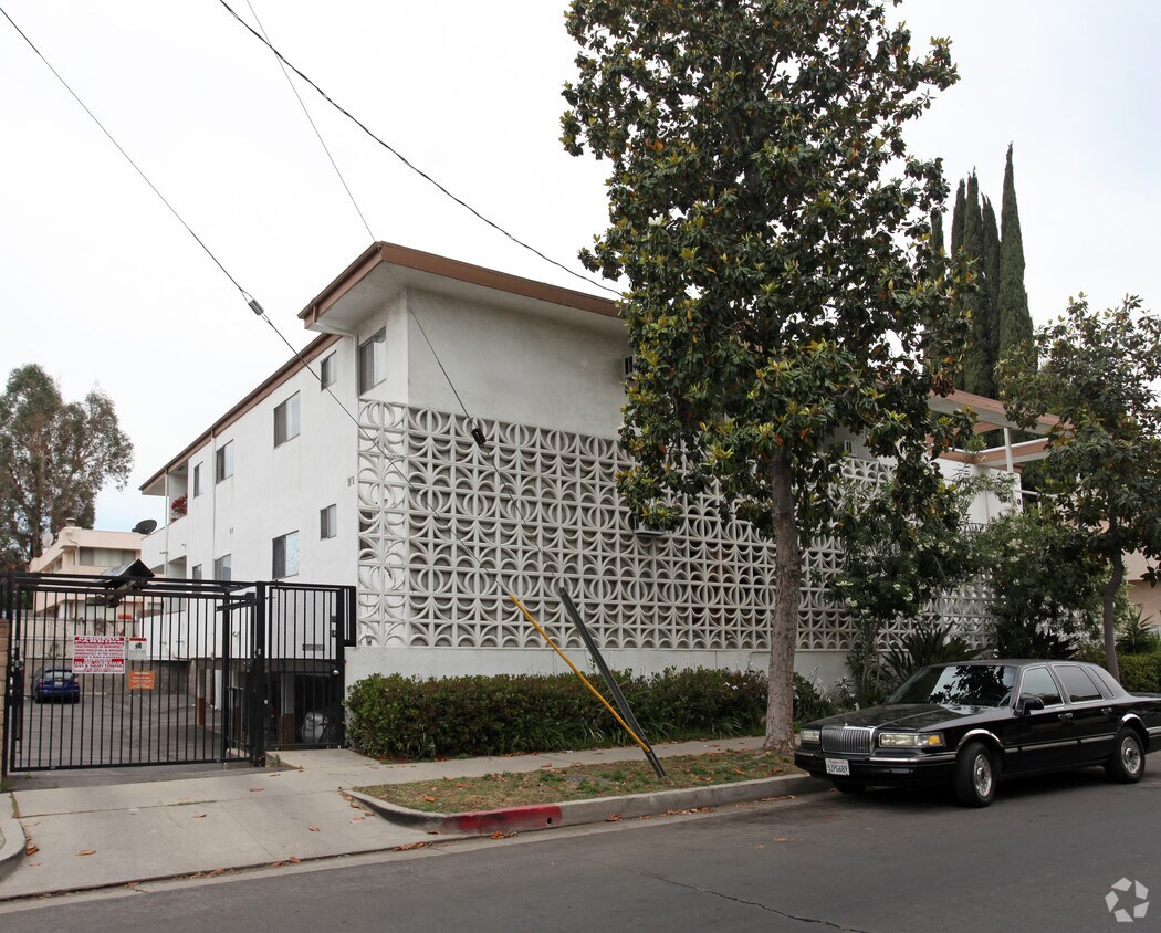 Foto del edificio - 17830 Magnolia Blvd