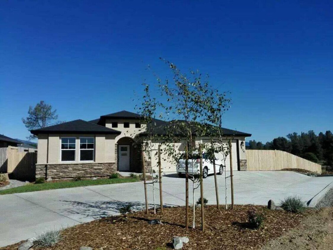 Foto del edificio - 4-bedroom, 3-bath home in Redding- Location, Location, Location!