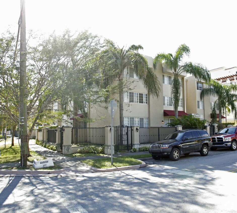 Foto del edificio - 300 Madeira Ave