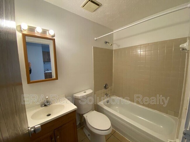 Building Photo - 2577 W Galbraith Rd