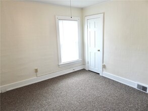 Building Photo - 119 River St