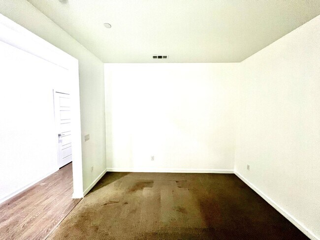 Building Photo - Beautiful 3 Bedroom Contemporary Style Tow...