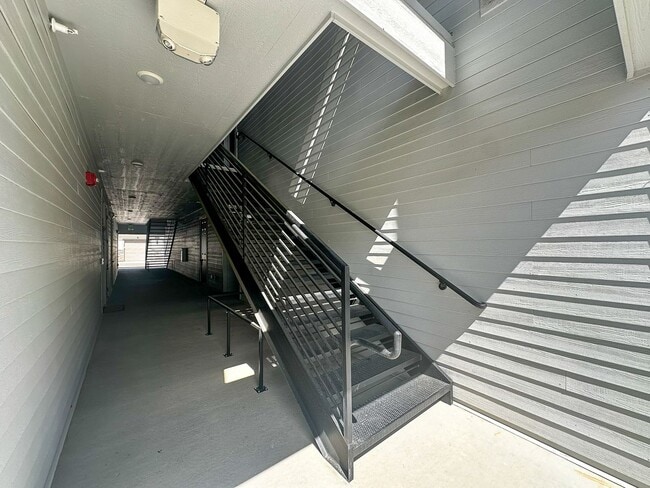 Building Photo - LOCATION IS EVERYTHING with this 3bd 2ba c...