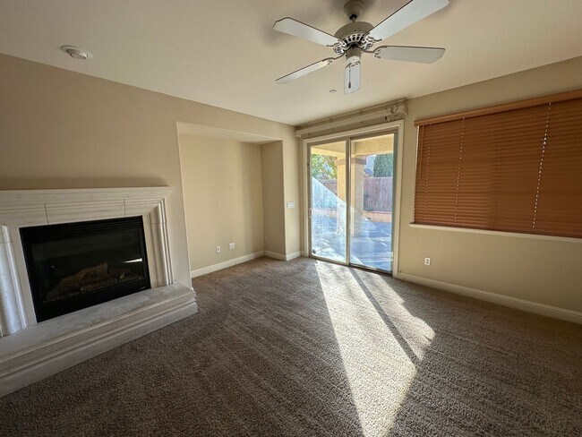 Building Photo - Holiday Move In Special - 1/2 First Month'...