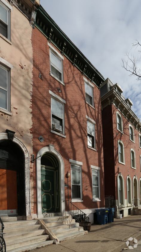 Building Exterior - 2105 Spring Garden St