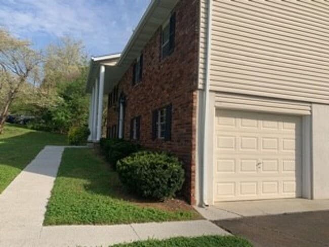 Building Photo - Knoxville, Split-level Home with 4 Bedroom...