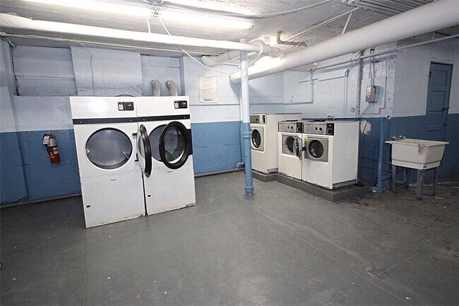 Foto del edificio - 3100 Brighton 3rd St