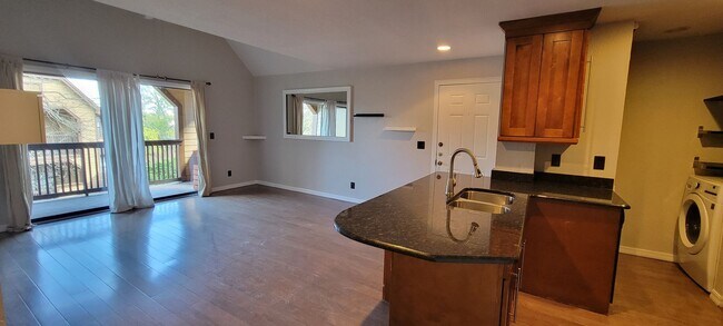 Building Photo - Spacious 1/1 Condo in Lakewood Park, Altam...
