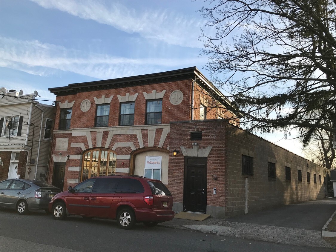Building Photo - 580 Forest St