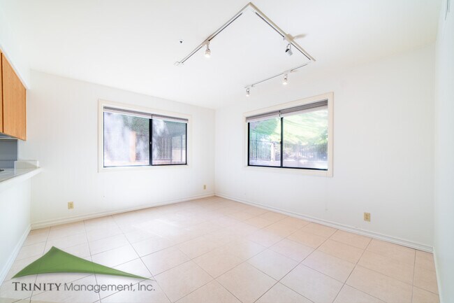 Building Photo - 528 Forrest Bluff