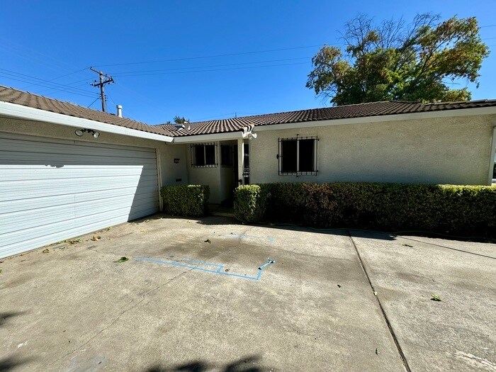 Primary Photo - Updated 3 bed 2 bath single story home in ...