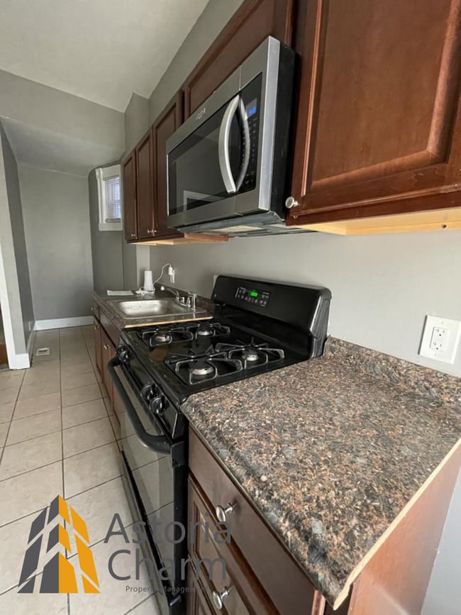 Foto del edificio - 3 Bedroom 1.5 Bath Spacious Bedrooms on Ashburton Street