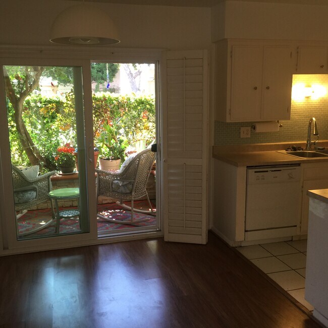 Building Photo - 325 Windward Ave