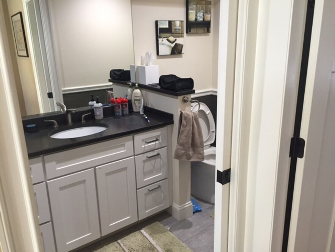 Foto principal - 1 bed 1.5 bath with roof deck, no undergra...