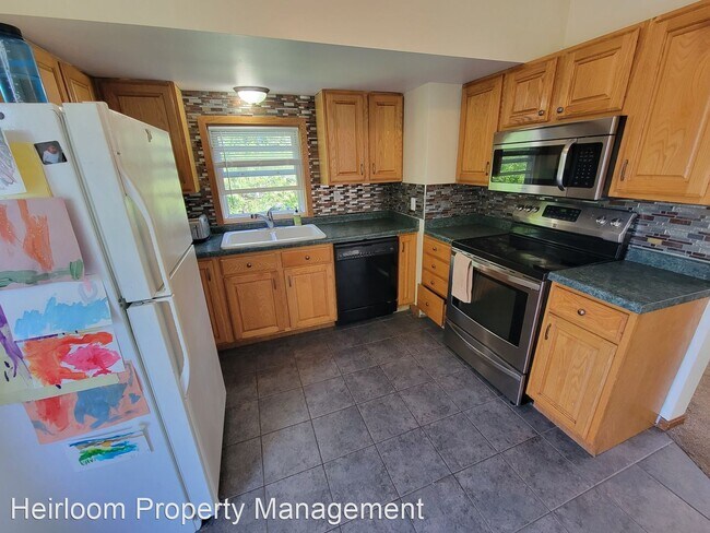 Building Photo - 2 br, 2 bath House - 219 E Chisholm St