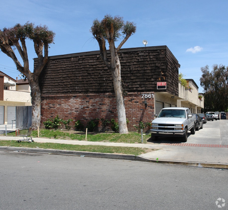 Primary Photo - 7861 Macdonald Ave