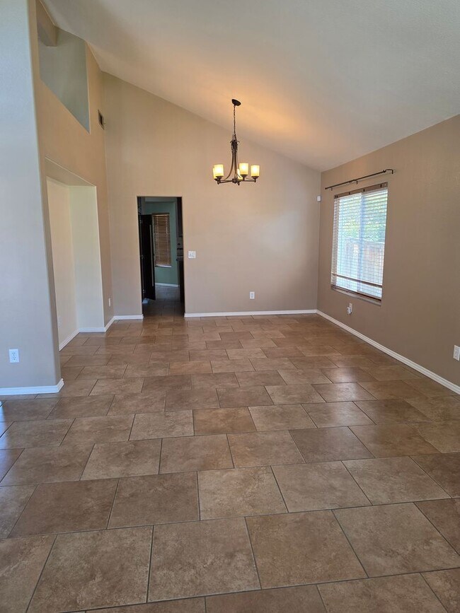 Foto del edificio - Spacious 4 Bedroom 2 bath Home in Victorville – Landscaping Included!