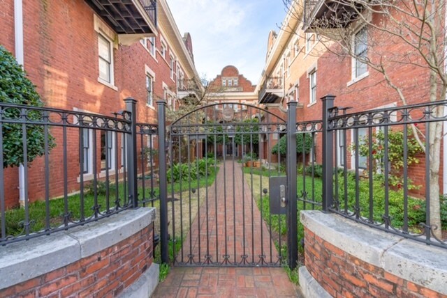 Courtyard - 400 E Washington St