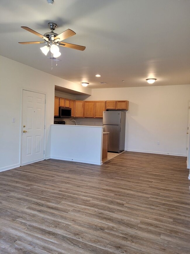 Building Photo - 670 Bassett Dr