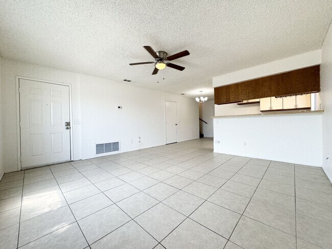 Foto del edificio - AVAILABLE NOW!!! 2 Bedroom / 2 Bath Apartment in Cathedral City!
