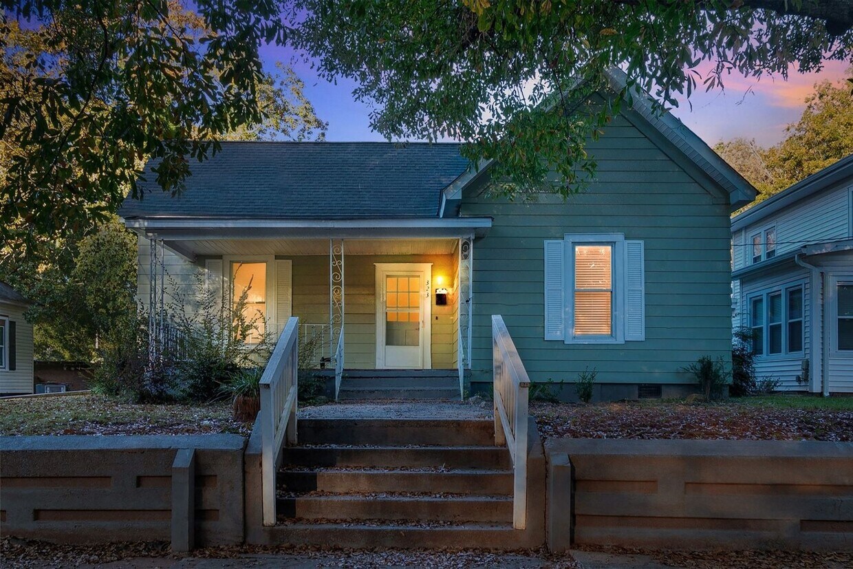 Foto principal - 323 S Columbia St