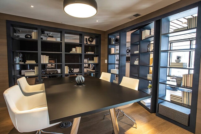 Biblioteca del segundo piso - HQ Apartments