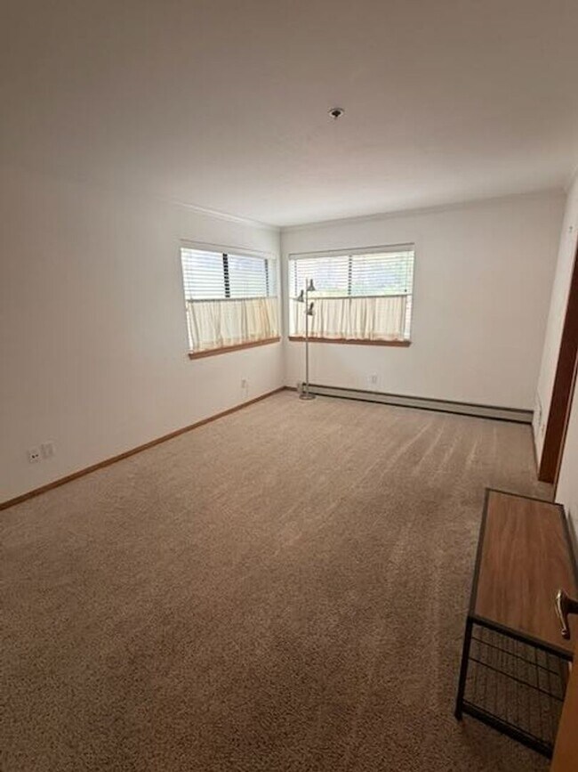 Building Photo - 335 Ski Way