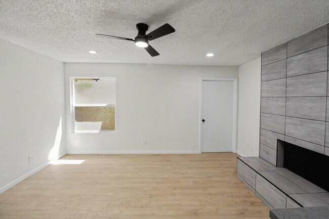 Foto del edificio - 6325 Christy Ave NE