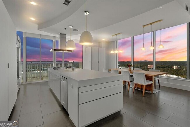 Foto del edificio - 3338 Peachtree Rd NE